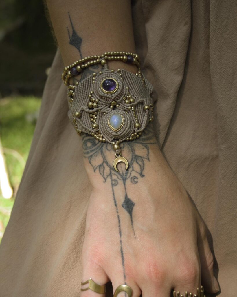 SACRAL FEMINITY - Pièce Unique - Manchette Macramé, Laiton, Améthyste & Pierre de Lune
