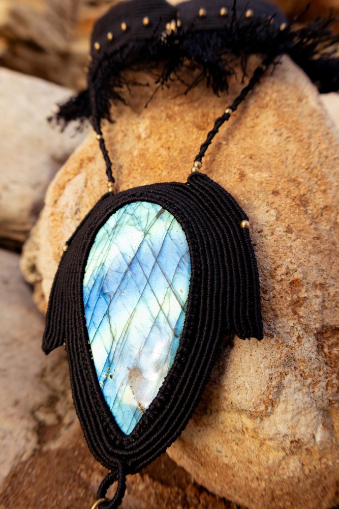 Labradorite. Bijoux en macramé.