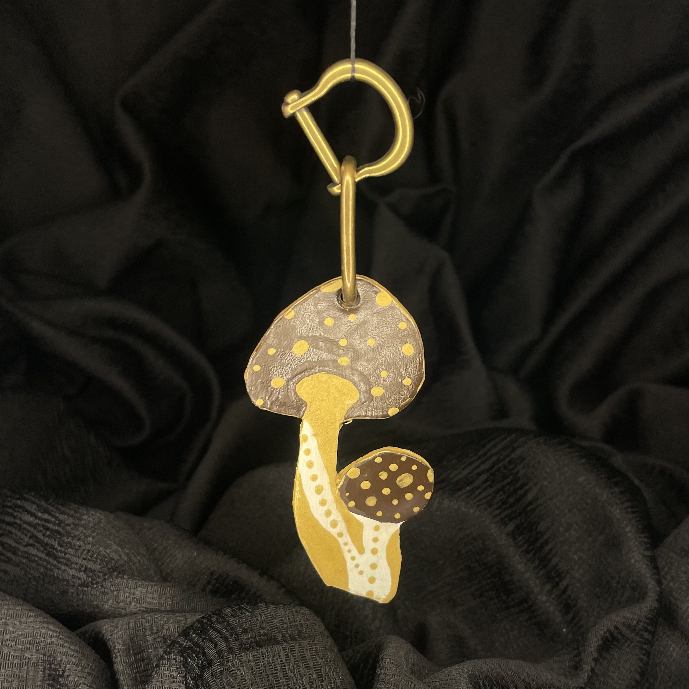 Porte-Clés Champignon en Cuir. Artisanat. Cuir Tannage Végétal. Vendée. Fait Main. Pièce Unique. Peinture. Maroquinerie.