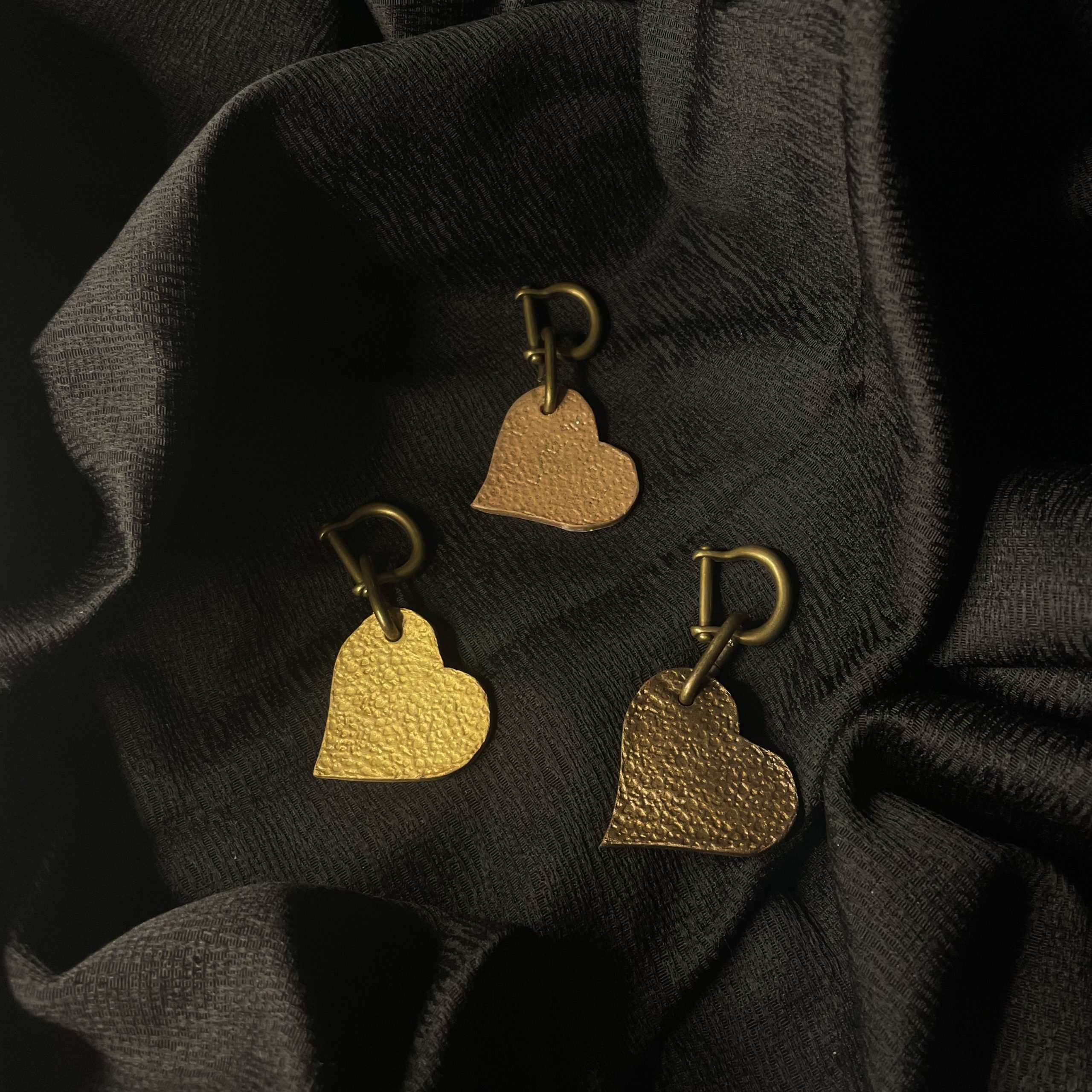 Porte-Clés Coeur en Cuir. Artisanat. Cuir Tannage Végétal. Vendée. Fait Main. Pièce Unique. Peinture. Maroquinerie.