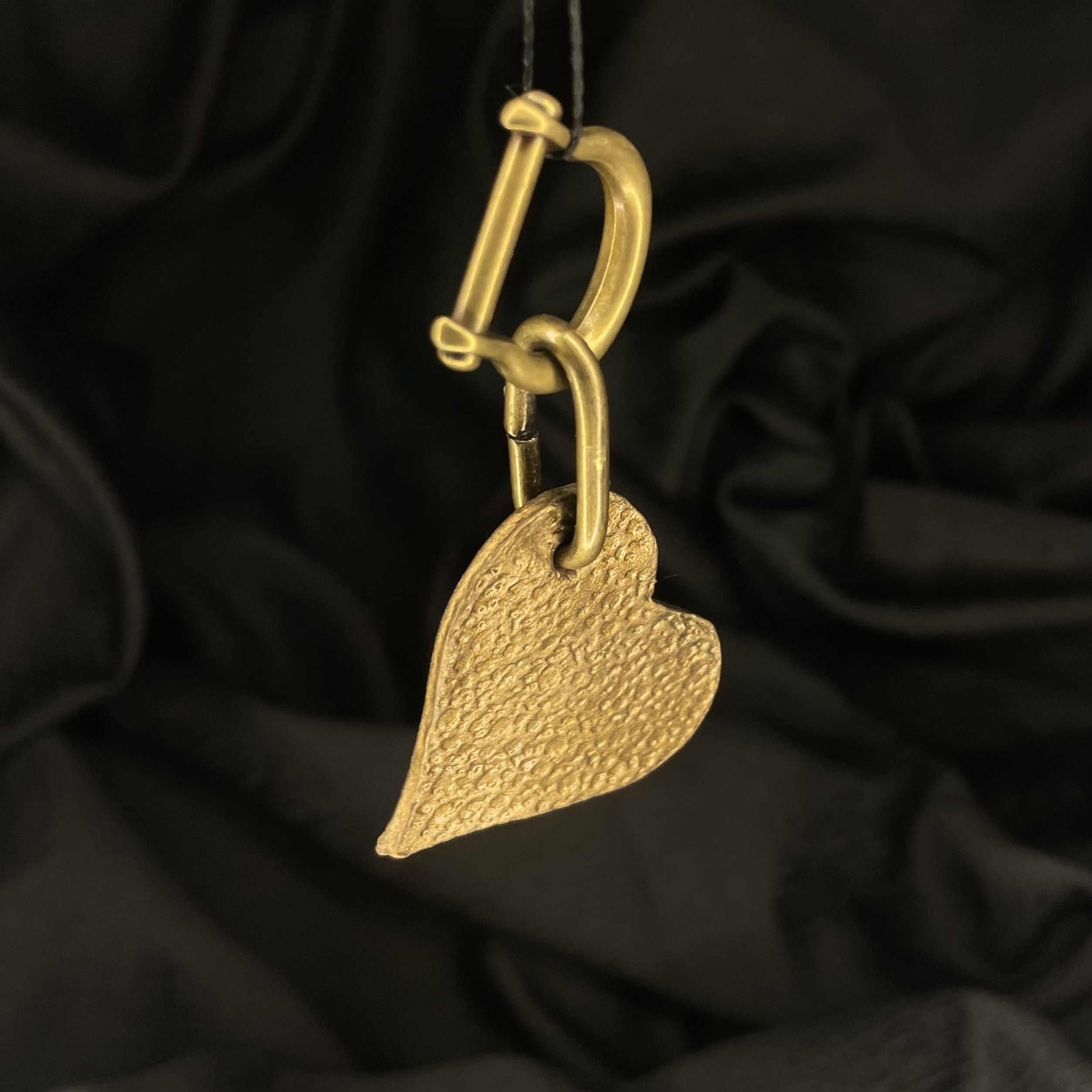 Porte-Clés Coeur en Cuir. Artisanat. Cuir Tannage Végétal. Vendée. Fait Main. Pièce Unique. Peinture. Maroquinerie.