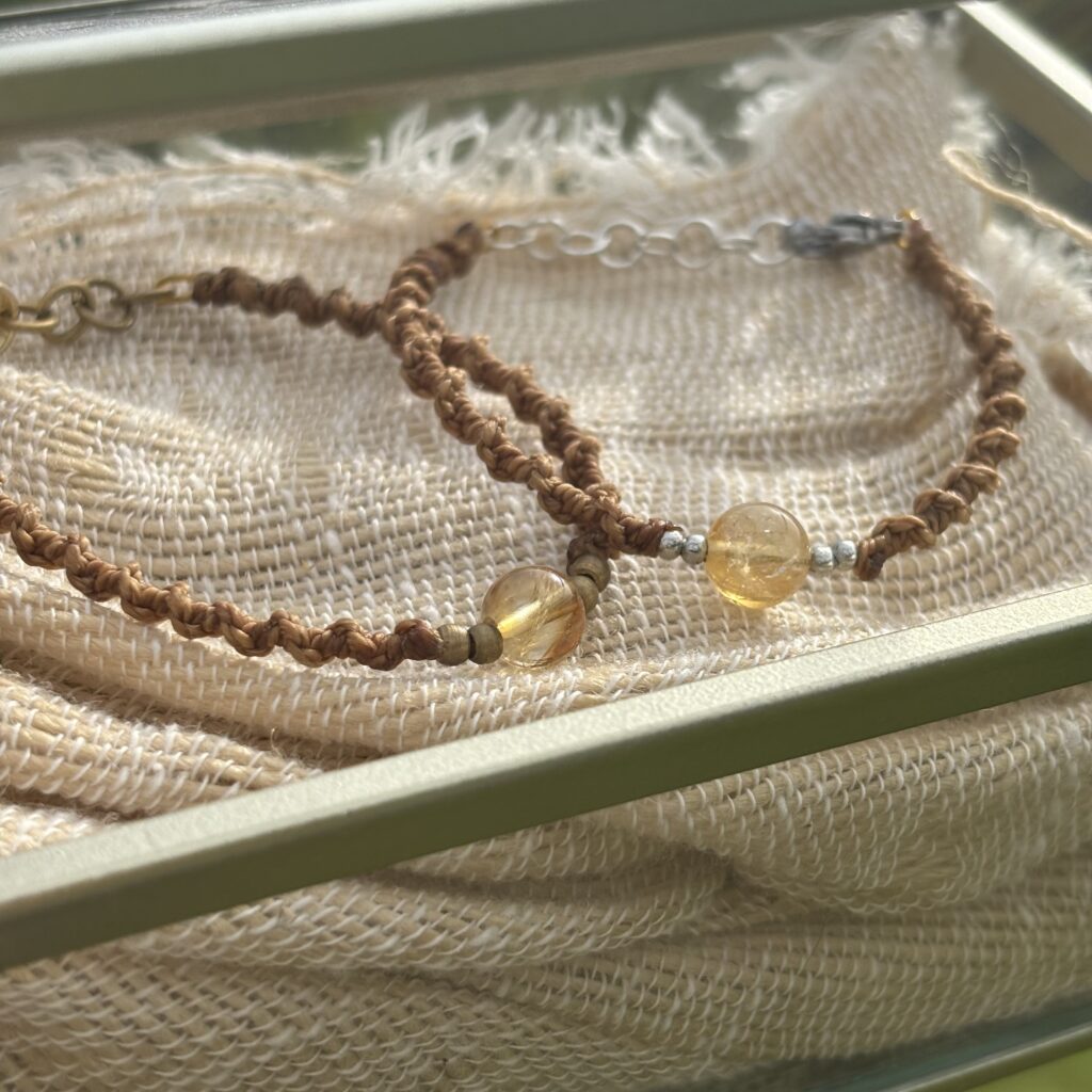 Bracelet en Macramé et Citrine. Bracelet. Lithothérapie. Vendée. Artisanat. Bracelet Femme. Bracelet Festival. Macramé. Bohème.