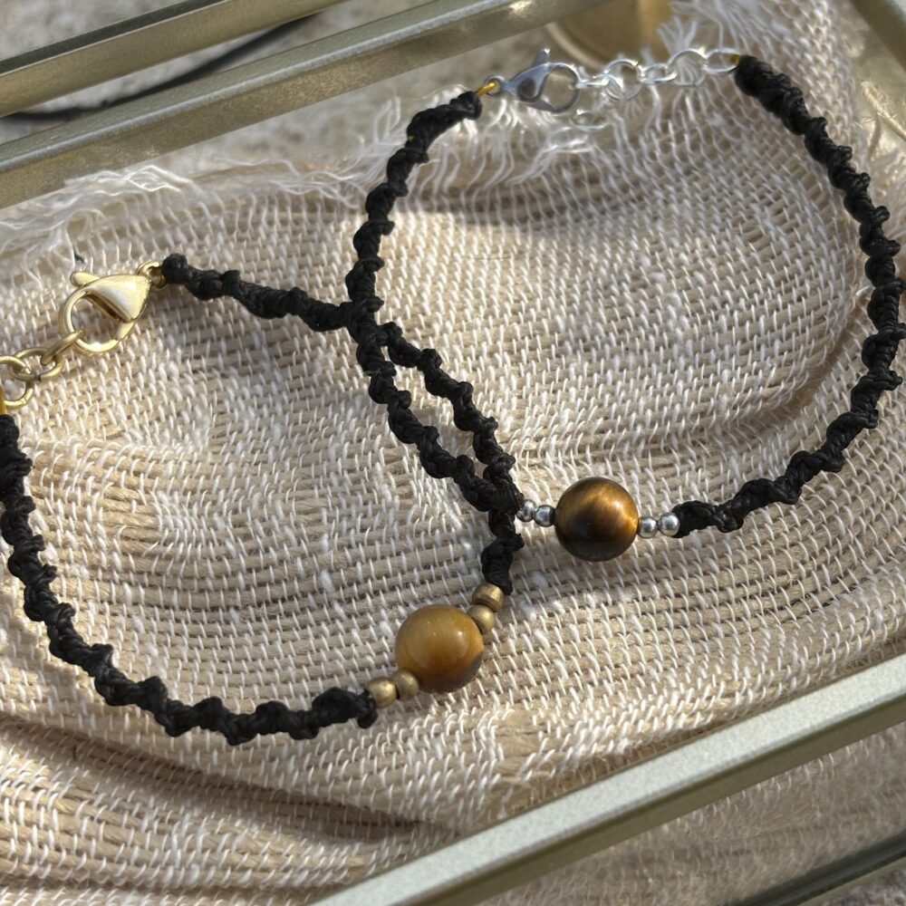 Bracelets Artisanaux. Bracelets Bohèmes. Bracelets uniques en Macramé. Bracelet Faits Main. Bracelet en Macramé et Œil du Tigre. Bracelet. Lithothérapie. Vendée. Artisanat. Bracelet Femme. Bracelet Festival. Macramé. Bohème.