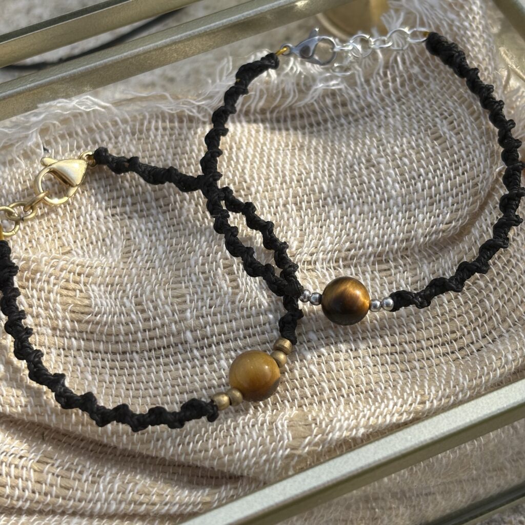 Bracelets Artisanaux. Bracelets Bohèmes. Bracelets uniques en Macramé. Bracelet Faits Main. Bracelet en Macramé et Œil du Tigre. Bracelet. Lithothérapie. Vendée. Artisanat. Bracelet Femme. Bracelet Festival. Macramé. Bohème.
