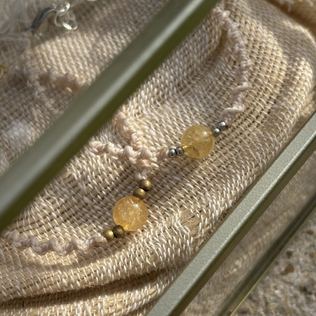 Bracelet en Macramé et Citrine. Bracelet. Lithothérapie. Vendée. Artisanat. Bracelet Femme. Bracelet Festival. Macramé. Bohème.