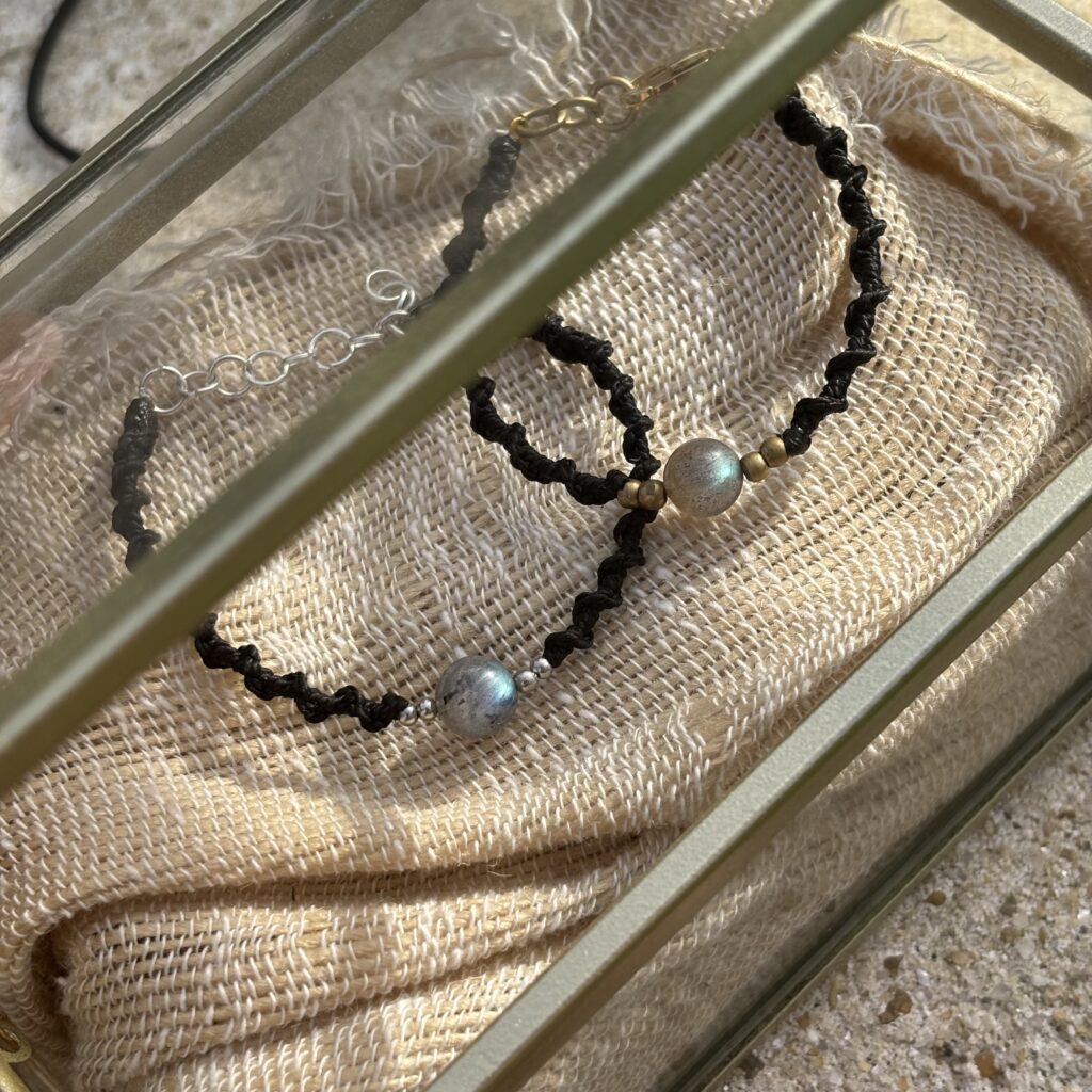 Bracelets uniques en macramé. Bracelet en Macramé et Labradorite. Bracelets Artisanaux. Bracelets Bohèmes. Bracelets uniques en Macramé. Bracelet Faits Main. Bracelet. Lithothérapie. Vendée. Artisanat. Bracelet Femme. Bracelet Festival. Macramé. Bohème.