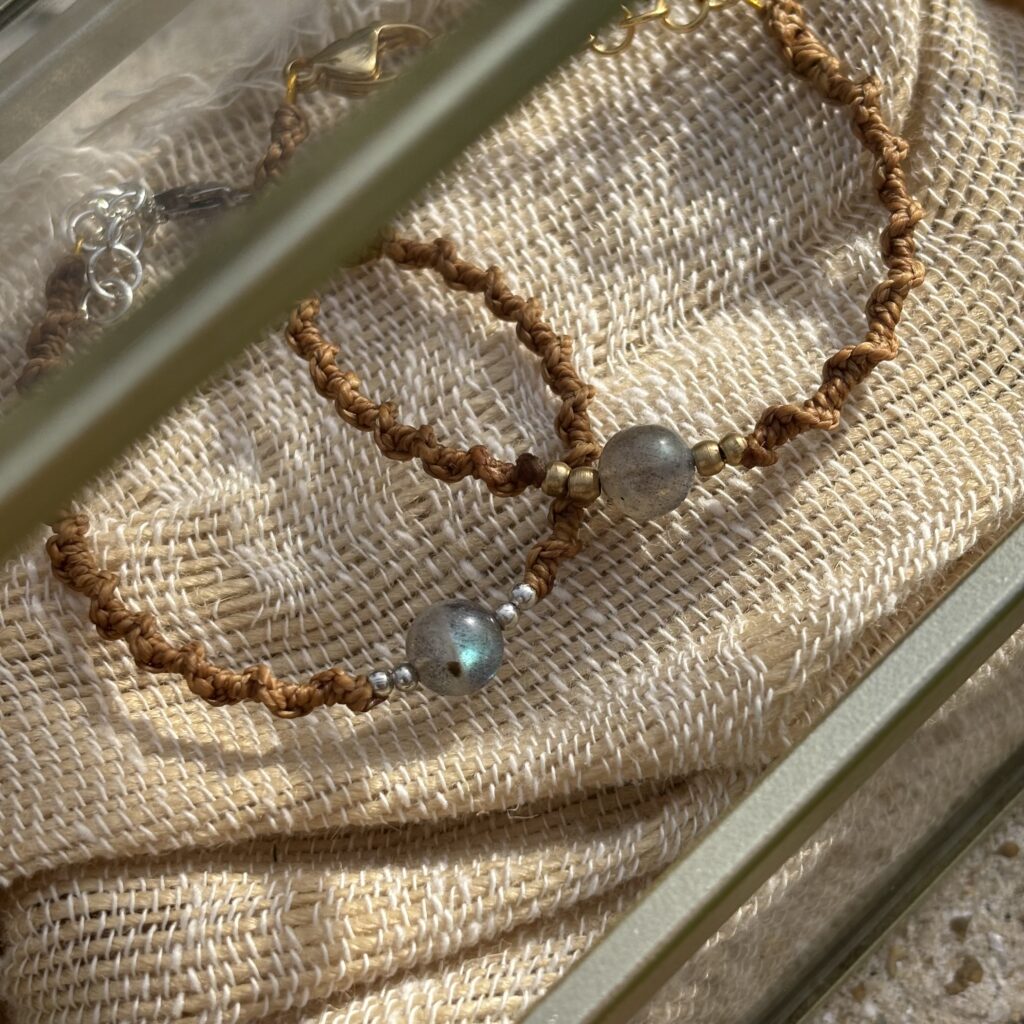 Bracelet en Macramé et Labradorite. Bracelets Artisanaux. Bracelets Bohèmes. Bracelets uniques en Macramé. Bracelet Faits Main. Bracelet. Lithothérapie. Vendée. Artisanat. Bracelet Femme. Bracelet Festival. Macramé. Bohème.