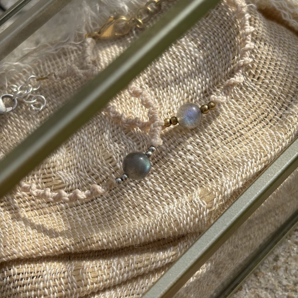 Bracelets Artisanaux. Bracelets Bohèmes. Bracelets uniques en Macramé. Bracelet Faits Main. Bracelet en Macramé et Labradorite. Bracelet. Lithothérapie. Vendée. Artisanat. Bracelet Femme. Bracelet Festival. Macramé. Bohème.